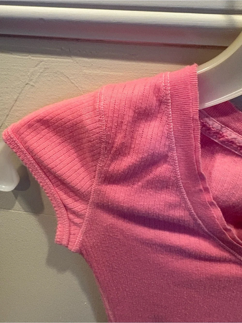 Abercrombie & Fitch girl Coral Pink Ribbed V-Neck Tee SZ L preowned - Picture 4 of 4